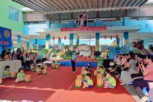 Các đại biểu dự hoạt động giáo dục trong chuyên đề