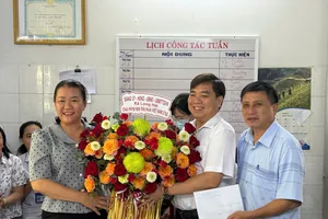 Đoàn thăm, chúc mừng đội ngũ cán bộ, y bác sĩ, nhân viên Trạm Y tế xã Long Hải.