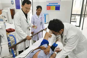 Các bác sĩ luân phiên công tác tại Côn Đảo theo dõi sát bệnh nhân trong quá trình truyền thuốc tiêu sợi huyết.