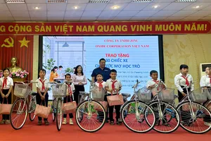 Đại diện Công ty TNHH Zinc Oxide Corporation Việt Nam trao xe đạp cho các em học sinh khó khăn