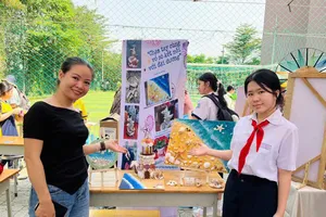 Sản phẩm độc đáo của hai cô trò đã đạt giải nhất Hội thi Khéo tay kỹ thuật cấp thành phố ở lĩnh vực trang trí nhà ở