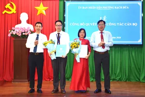 Lãnh đạo UBND phường Rạch Dừa trao quyết định bổ nhiệm Hiệu trưởng cho ông Đào Vĩnh Bộ và bà Điêu Thị Hường.