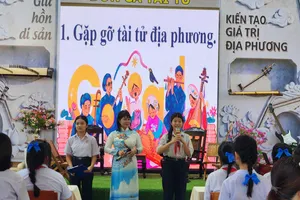 Trong chuyên đề, các em học sinh được gặp gỡ các tài tử nổi tiếng của địa phương.