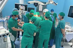 Các bác sĩ luân phiên công tác tại Côn Đảo đã thực hiện ca phẫu thuật phức tạp trong điều kiện còn nhiều khó khăn.