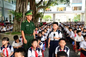 Cán bộ Hải đoàn Biên phòng 18 tuyên truyền về Chủ tịch Hồ Chí Minh cho học sinh trường Tiểu học Hải Nam
