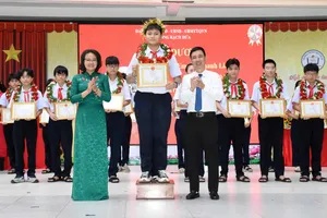 Các em học sinh đạt giải học sinh giỏi cấp thành phố được lãnh đạo phường vinh danh