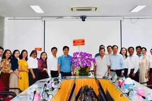 Đoàn công tác do đồng chí Lê Văn Minh, Thành ủy viên, Phó Trưởng Ban Thường trực Ban Tuyên giáo và Dân vận Thành ủy TPHCM làm trưởng đoàn thăm, chúc mừng Công ty Cổ phần KHCN Việt Nam BUSADCO cùng hai nhà khoa học tiêu biểu.