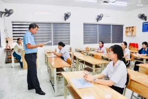 Thí sinh làm thủ tục dự thi tại điểm thi THCS Nguyễn An Ninh (phường Tam Thắng).