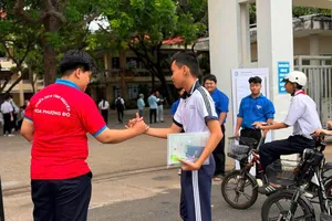 Nhiều lực lượng tham gia hỗ trợ kỳ thi chính là hậu phương vững chắc giúp các sĩ tử vượt vũ môn.