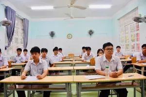 Thí sinh dự thi môn Ngữ Văn sáng 1-6.