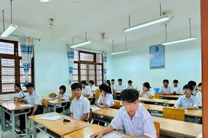 Thí sinh dự thi lớp 10 môn Toán. Ảnh: HT