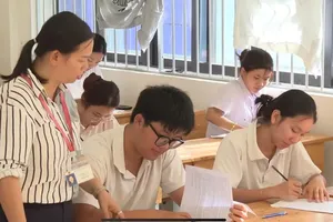 Học sinh lớp 12 tại Côn Đảo thi thử để chuẩn bị cho kỳ thi chính thức.