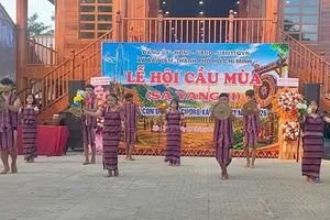 Học sinh của trường tham gia các hoạt động bảo tồn bản sắc văn hóa dân tộc.