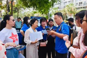 Giây phút căng thẳng của các thầy cô túc trực ngoài điểm thi Trường THPT Vũng Tàu.