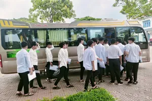 Chuyến xe đưa đón học sinh dân tộc nội trú dự thi tốt nghiệp THPT năm 2026.
