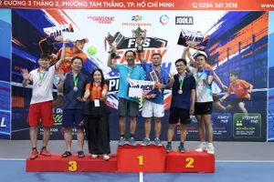 Bà Hà Thị Hồng Sa, Giám đốc FPT PolySchool Bà Rịa - Vũng Tàu trao giải cho các vận động viên.