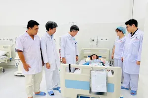 Du khách đến từ Hà Nội thực hiện chạy thận nhân tạo tại Côn Đảo.