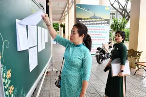 Bà Bùi Thị Thu Thủy, Phó Chủ tịch UBND phường Tam Thắng, Chủ tịch Hội đồng khảo sát năng lực lớp 6 Trường THCS Nguyễn An Ninh kiểm tra công tác chuẩn bị các điều kiện cần thiết phục vụ kỳ khảo sát.