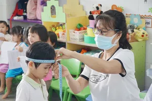 Trạm Y tế phường Tam Thắng (TPHCM) đã hoàn thành việc khám sức khỏe định kỳ cho khoảng 1.000 trẻ đang học tại các trường mầm non và nhóm lớp ngoài công lập.