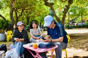 Họa sĩ Trần Đại Thắng vẽ bìa sách tặng độc giả