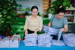 Cô Phan Thị Hồng Cẩm, Hiệu trưởng Trường THCS Kim Đồng chuẩn bị cho Hội chợ 0 đồng