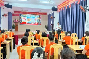 Đồng chí Nguyễn Tấn Bản đang trao đổi chuyên đề với cán bộ, giáo viên Trường Tiểu học Phước An
