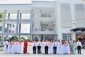 Các đại biểu dự Lễ khánh thành ngôi trường mang tên Đại tướng Võ Nguyên Giáp.
