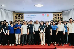 Lãnh đạo phường gặp gỡ đoàn tình nguyện.