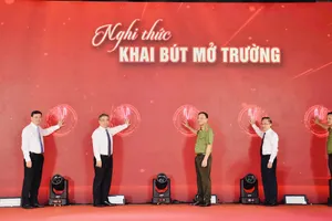Đại biểu thực hiện nghi thức Khai bút mở trường.