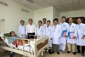 PGS.TS.BS Tăng Chí Thượng, Giám đốc Sở Y tế thăm và động viên người bệnh và Khoa Chấn thương chỉnh hình Bệnh viện Bà Rịa.