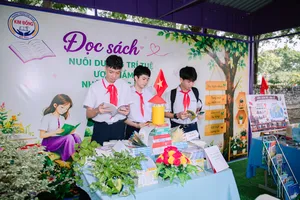 Học sinh đọc sách tại "Thư viện xanh" Trường THCS Kim Đồng.