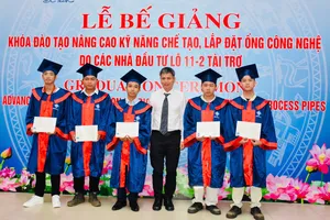 Ông Hoàng Vũ Nam, Kỹ sư trưởng Công ty Zarubezhneft EP Vietnam trao chứng chỉ cho học viên tốt nghiệp khóa đào tạo.
