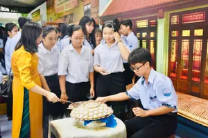 Học sinh Trường THPT Võ Thị Sáu trải nghiệm làm bánh tráng.