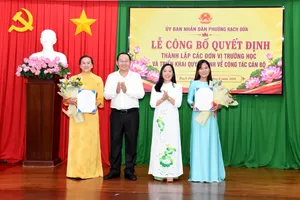 Phường Rạch Dừa trao quyết định thành lập các đơn vị trường học và bổ nhiệm cán bộ quản lý.