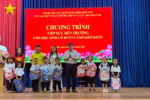 Chương trình đã trao tặng 120 phần quà cho trẻ em có hoàn cảnh đặc biệt khó khăn.