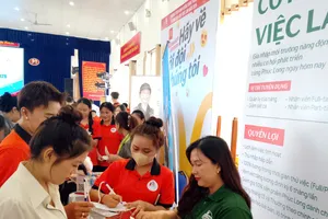 Các doanh nghiệp mang tới hàng ngàn cơ hội việc làm cho sinh viên.
