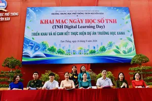 Các thầy cô giáo Trường THPT Trần Nguyên Hãn ký cam kết thực hiện dự án "Trường học xanh".