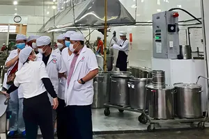 Trường Tiểu học Bùi Thị Xuân kiểm tra đột xuất cơ sở cung cấp suất ăn bán trú cho học sinh của trường.
