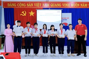 Trường THCS Kim Đồng và đơn vị tài trợ trao quà cho học sinh có hoàn cảnh khó khăn.
