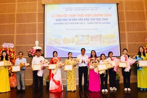 Giám đốc Bảo tàng - Thư viện tỉnh tặng giấy chứng nhận cho các tập thể có đóng góp, tích cực trong thực hiện chương trình.