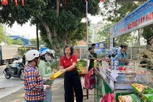 Hội Liên hiệp Phụ nữ đặc khu Côn Đảo phối hợp Trung đoàn Hỗn hợp 39, Bộ Tư lệnh TPHCM tổ chức chương trình “Đổi rác lấy quà”