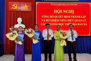 Xã Long Sơn công bố các quyết định thành lập trường học và điều động, bổ nhiệm viên chức quản lý các trường trên địa bàn.