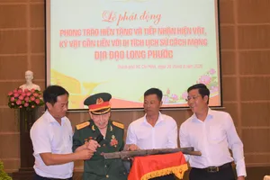 Đại tá Anh hùng LLVT Nguyễn Văn Tàu trao tặng kỷ vật chiến tranh cho thư viện