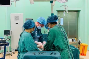 Ca phẫu thuật cắt bỏ khối u xơ khổng lồ với tổng trọng lượng khoảng 4,5kg.