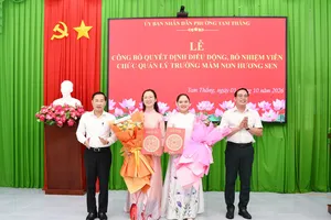 Lãnh đạo UBND phường Tam Thắng trao quyết định cho 2 cán bộ quản lý.