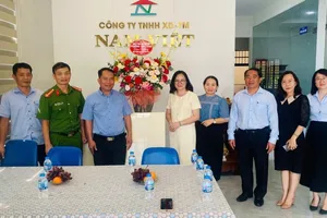 Lãnh đạo phường Tam Long thăm, chúc mừng doanh nghiệp nhân Ngày Doanh nhân Việt Nam.