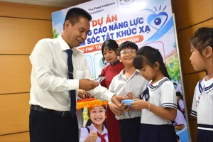 TTND. Nguyễn Viết Giáp trao tặng kính cho các em học sinh.