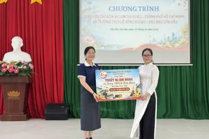 Cụm thi đua số 1 TPHCM đã trao tặng thiết bị âm nhạc trị giá 50 triệu đồng cho THCS Lê Hồng Phong.