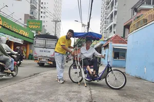 Anh Lê Khắc Dũng, Chủ nhiệm Câu lạc bộ thiện nguyện Vì nụ cười trẻ thơ 72 trao xe lắc tay cho anh Lê Văn Đức