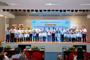 Ban tổ chức tặng cờ lưu niệm cho các đoàn tham gia Hội thi.